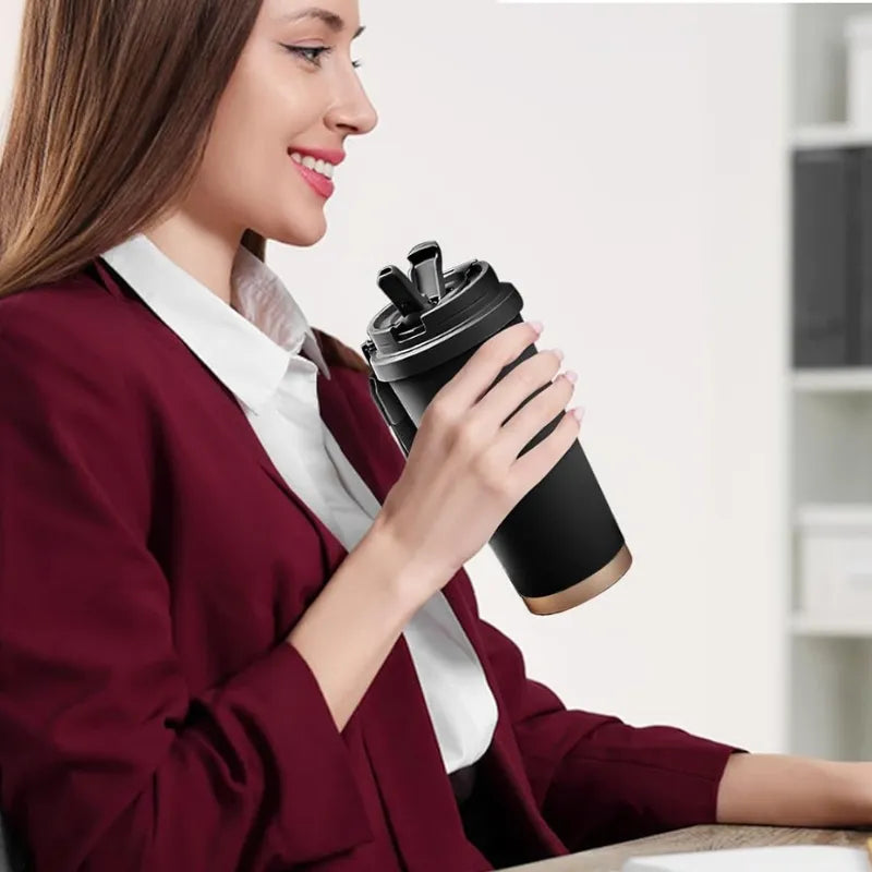 Mug noir 500ml avec paille rétractable intégrée, gobelet transportable pratique pour boissons chaudes et froides au bureau ou en déplacement.