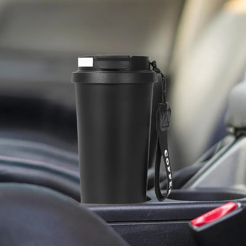 Mug café nomade noir 500ml avec paille rétractable, conçu pour conserver vos boissons et faciliter leur transport au quotidien.