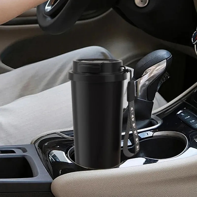 Mug avec paille rétractable noir 500ml design moderne, tasse nomade réutilisable pour café, thé glacé, jus et boissons du quotidien.